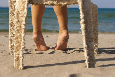 脚踩在沙滩上
