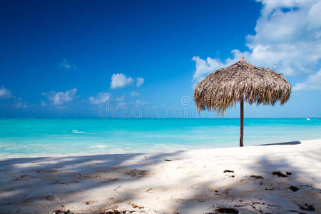完美白色沙滩上的沙滩伞图片