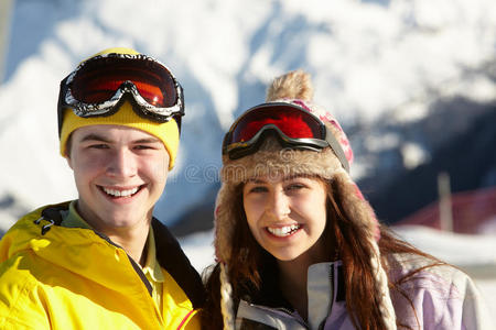 两个青少年在山上滑雪度假