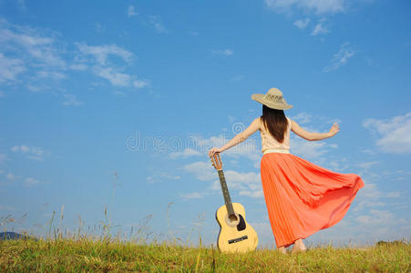 女人和吉他站在云天的吉他上
