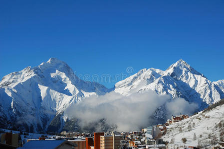 两座雪山