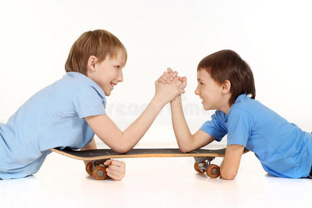 两个男孩在滑板上打架