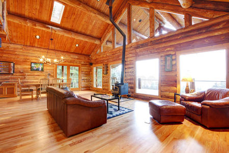 豪华木屋客厅配有真皮沙发。