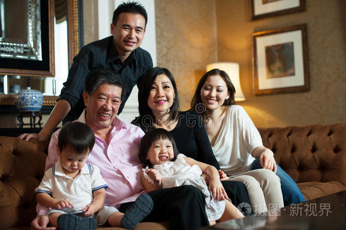 有吸引力的亚洲祖父母和家庭