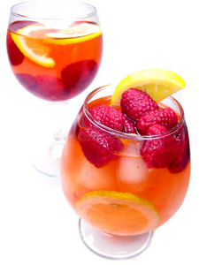 两杯草莓水果鸡尾酒