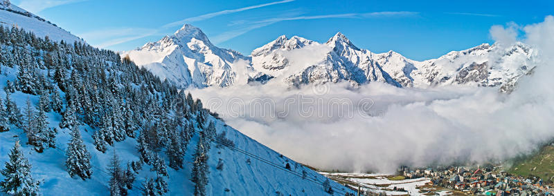 高山雪山景观