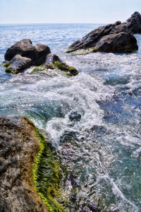 海浪中的海岸石景观