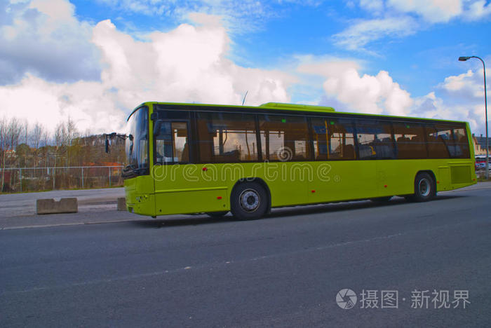 火车站的公共汽车公共汽车