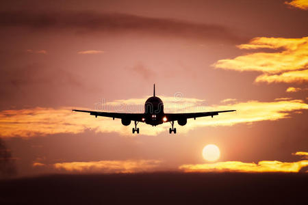 夕阳中的飞机