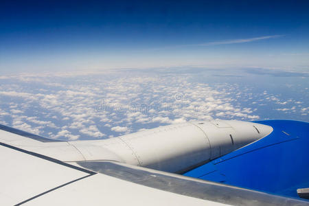 机翼发动机和高空云层视图