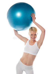 女运动员手握蓝球，室内投篮