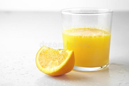 鲜橙汁和橙片