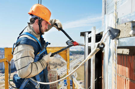 建筑工人堆积砖建筑工人在安装外墙砖照片