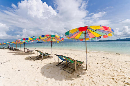沙滩上的沙滩椅和五颜六色的伞