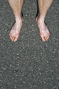 脚踩地毯赤脚踩水泥照片