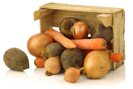 木箱里的各种根茎类蔬菜图片