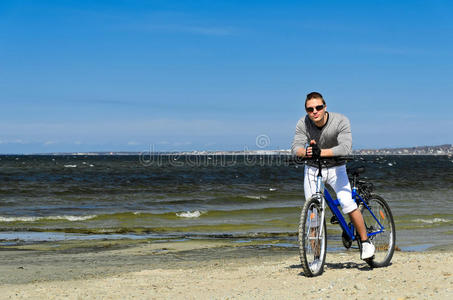 海边骑自行车的男性