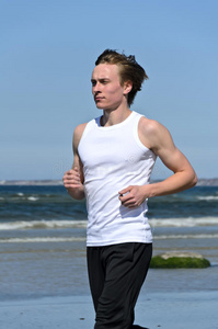 在海滩上奔跑的人图片