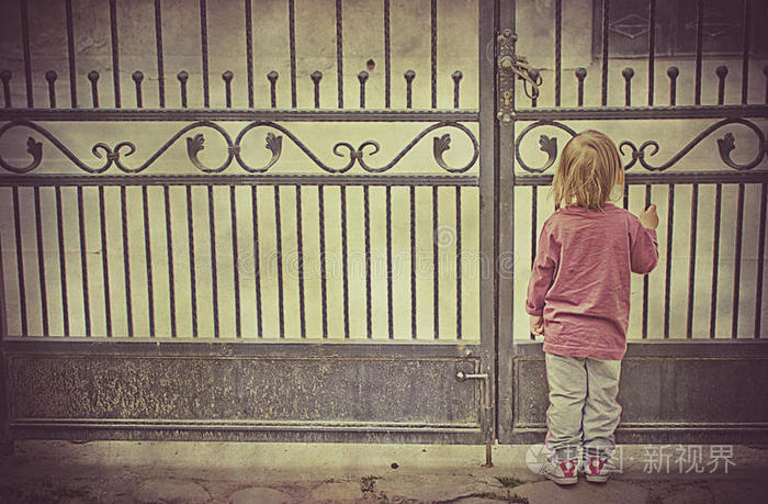 独自在门口等候的小女孩