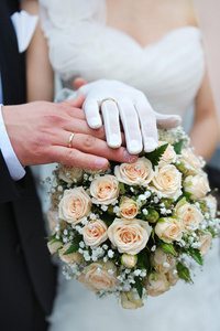 手和结婚戒指