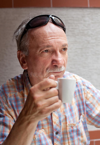 喝咖啡的老人
