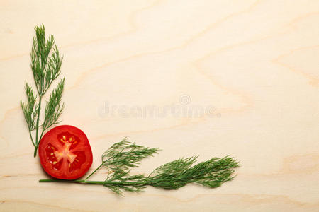 砧板上的番茄片和莳萝枝