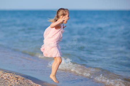 可爱的孩子在海滩上跳