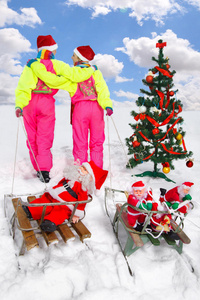 两个女孩在雪橇上拉桑托斯图片