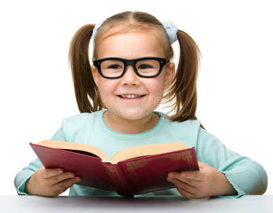 可爱的小女孩看书