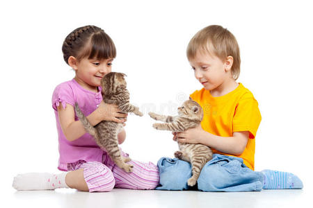 可爱的孩子们玩小猫