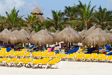 加勒比海带阳伞的躺椅