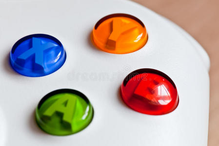 游戏控制器上的彩色按钮