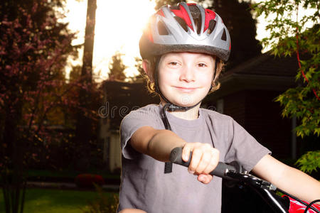 小孩 乐趣 兴奋 头盔 娱乐 傍晚 自行车 微笑 发光 骑手