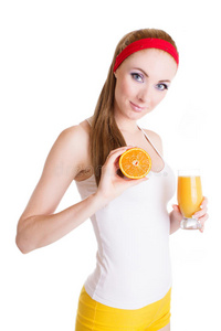 喝橙汁和水果的女人