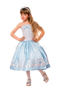 穿着蓝色连衣裙的可爱小女孩