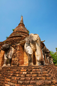 古塔周围的大象雕像