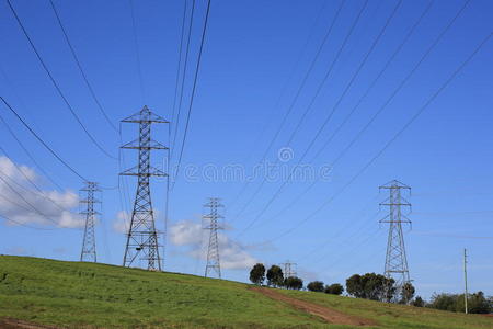 电力线和高压塔