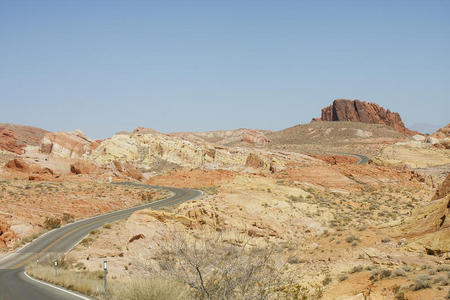 穿过红岩沙漠的弯道