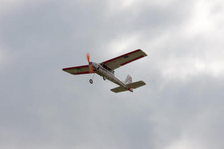 rc模型飞机在空中飞行