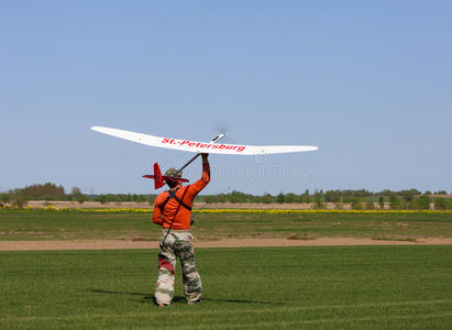人类向天空发射遥控滑翔机
