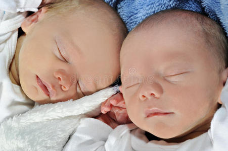 可爱的双胞胎睡在一起