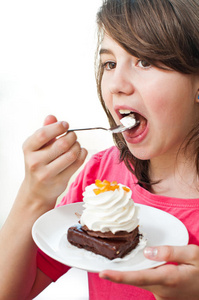 年轻女子吃蛋糕的画像