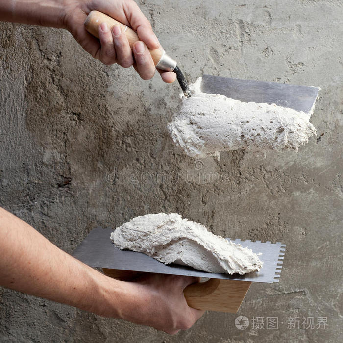 家具瓦片胶桶托盘中的水泥混合料木材染色的基本工具工人灌浆砖师傅放