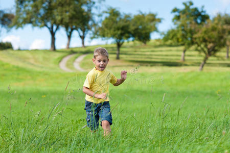 在草地上奔跑的男孩