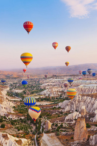 热气球飞越土耳其卡帕多西亚