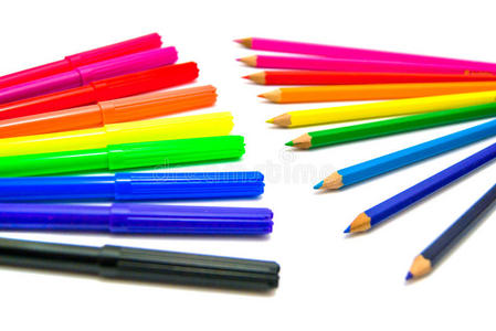 彩色记号笔和铅笔