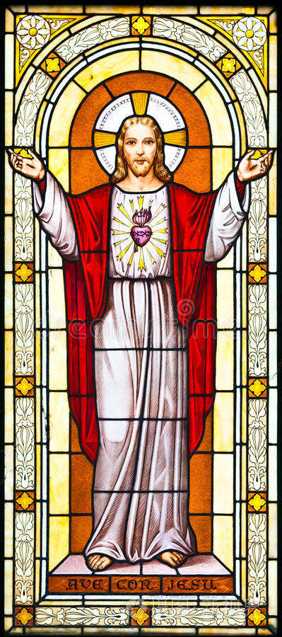 教堂彩色玻璃艺术大天使教堂教堂教堂内的彩色玻璃窗披红窗帘的祭坛