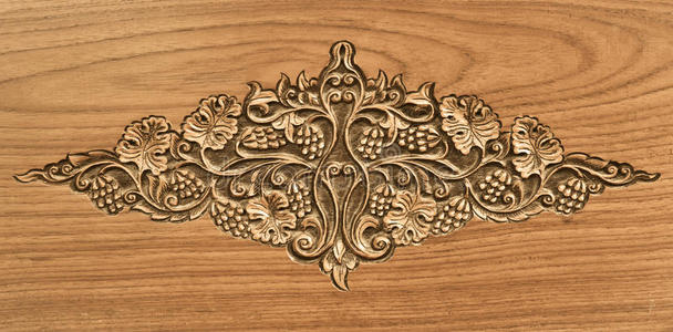 木雕花卉图案木雕花木雕花泰国传统花木雕木雕花带鲜花的蕾丝心, 蝴蝶