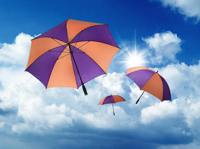 雨伞从蓝天上落下雨伞偶像.保护从雨或太阳.