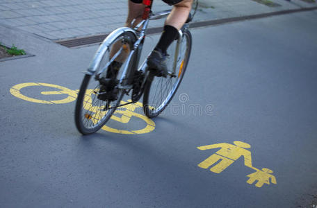 供骑自行车和行人使用